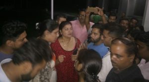 भाजपा नेत्री के खिलाफ महिलाओं ने किया हंगामा, देखें वीडियो