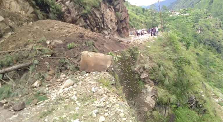 tempo fell in gorge 12 people died in Uttarakhand