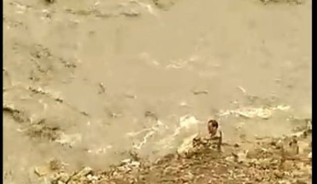 man swept away in river video went viral in uttrakhand
