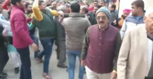 दिल्ली चुनाव प्रचार में थे भाजपा विधायक, मंत्री समर्थकों ने संपत्ति कब्जाई, हुई हाथापाई देखें वीडियो
