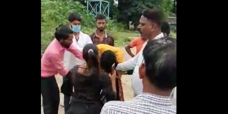 girl beaten up a man for sending obscene video on mobile phone