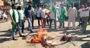 लखीमपुर खीरी हत्याकांड के आरोपियों का पुतला दहन कर जताया विरोध