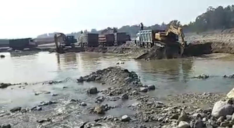 illegal mining is going on in ravasan river in haridwar