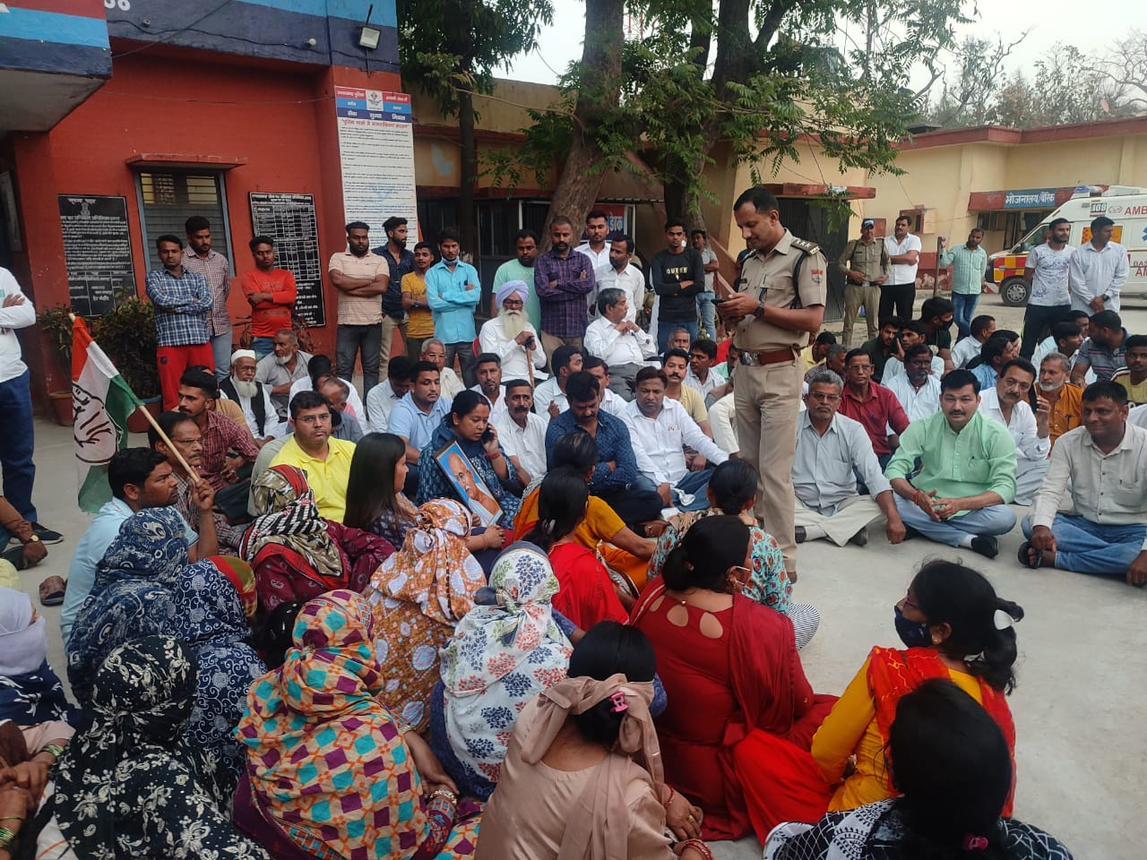 Congress MLA Anupama rawat staged protest outside the police station