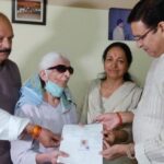 80 year old woman from Dehradun hand over her savings to Rahul Gandhi