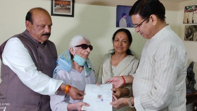 80 year old woman from Dehradun hand over her savings to Rahul Gandhi