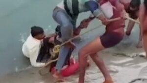 उत्तराखण्ड: ऋषिकेश चीला नहर में कूदा युगल, लोगों ने रस्सा डालकर बचाया, देखें वीडियो