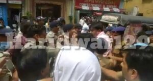 हरिद्वार: अतिक्रमण हटाने के दौरान व्यापारी पुलिस में नोकझोंक