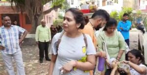 गुंडागर्दी: मुंबई के यात्रियों को रोका, महिला बेहोश, लड़की रोते हुए बोली इंसानियत नहीं है, देखें वीडियो