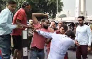 गुंडागर्दी: हरिद्वार में फिर यात्री को पीटा, पत्नी बच्चे को लेकर बिलखती रही, देखें वायरल वीडियो