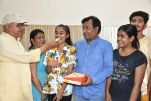 आशा कार्यकर्ता की बेटी ने 12वीं बोर्ड परीक्षा में उत्तराखण्ड टॉप किया, हरिद्वार के इस स्कूल से पढी
