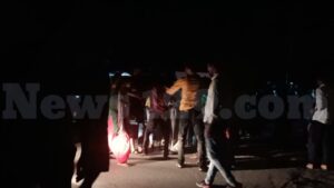 हरियाणा के यात्रियों ने कार चालक को पीटा, महिला ने भी किये हाथ साफ, देखें वीडियो