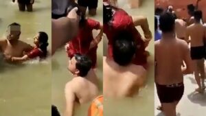 Viral Video: नदी में चिपके खड़ा था जोड़ा, लोगों ने बाहर निकालकर धुनाई कर दी, देखें वायरल वीडियो