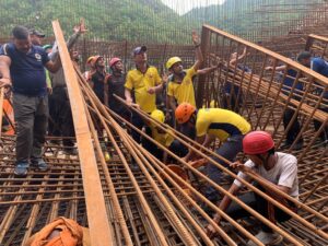 हादसा: उत्तराखण्ड में निमार्णाधीन पुल का हिस्सा ढहा, आठ मजदूर फंसे, दो की मौत