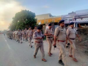 रूड़की सीओ विवेक कुमार ने भारी पुलिस बल के साथ फ्लैग मार्च निकाला