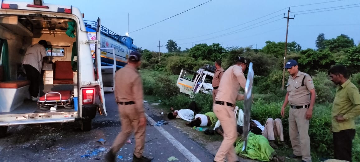 one kanwariya killed in road accident max overturned in haridwar