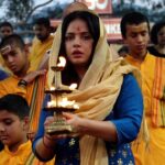 actress neetu chandra reached rishikesh offered Ganga aarti