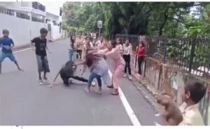 लड़कियों के दो गुटों में सरेआम चले लात—घुसे और डंडे, देखें वायरल वीडियो