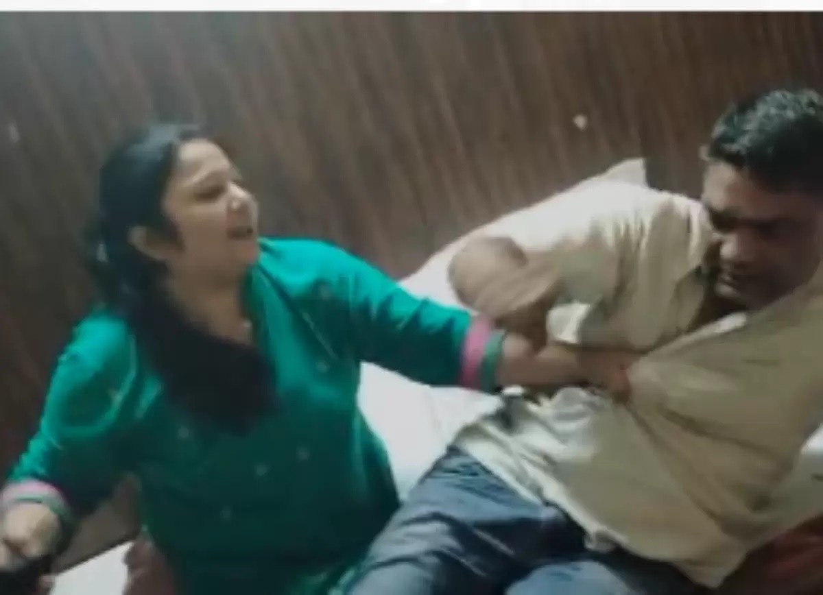 wife caught husband in hotel with female friend in agra beaten up