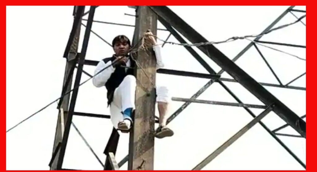 aap-leader-climbed-on-high-tension-tower-after party did not give ticket in mcd elections 2022