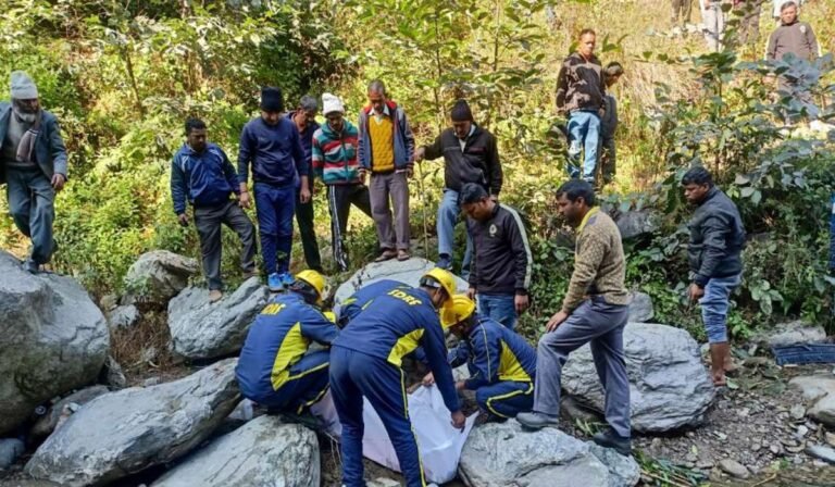 बारात में शामिल कार खाई में गिरी, दुल्हे के पिता, बहन, भीभी, भतीजे की मौत, भाई सहित तीन घायल