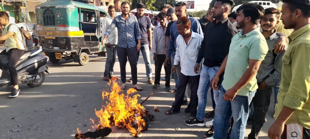 Mazar in Haridwar congress mla Ravi Bahdur supporters protest against mahant Ravindra Puri Niranjani akhara Haridwar 