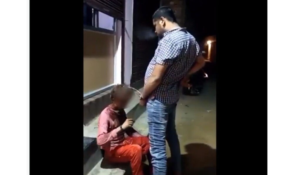 आदिवासी युवक पर पेशाब भाजपा विधायक प्रतिनिधि BJP leader in MP urinate on tribal man