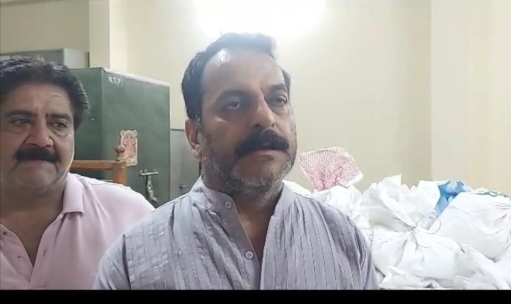 लक्सर बाढ प्रभावितों की मदद के लिए आगे आया पंजाबी समाज, दी राहत सामग्री 2 Laksar flood in Haridwar Punjabi mahasabha