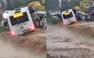 Uttarakhand Viral Video बरसाती नदी में फंसी बस, शीशे तोडकर निकले बाहर, देखें वायरल वीडियो
