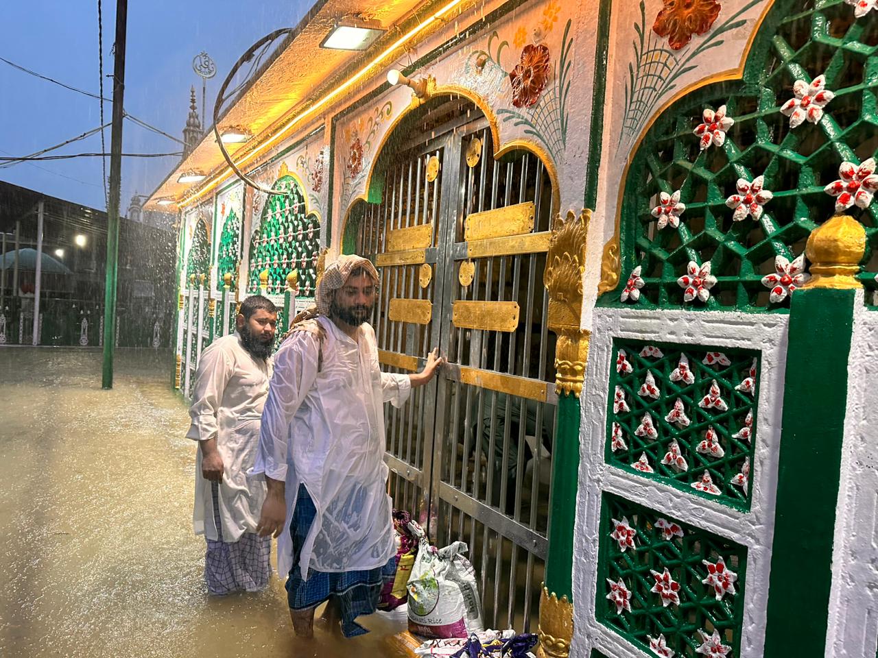 कलियर दरगाह में घुसा पानी Kaliyar dargah me pani jalbharav