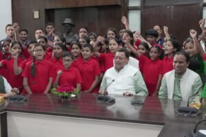 चांद पर हिंदुस्तान: सीएम धामी ने विद्यार्थियों के साथ देखा लाइव प्रसारण, दी शुभकामनाएं