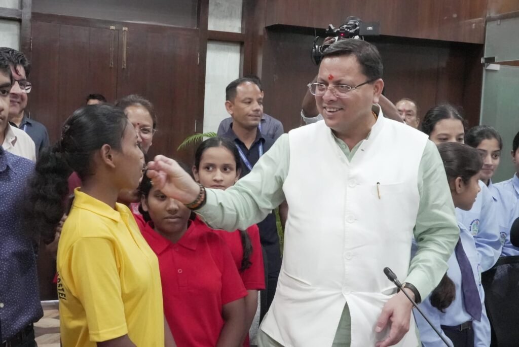 चांद पर हिंदुस्तान: सीएम धामी ने विद्यार्थियों के साथ देखा लाइव प्रसारण, दी शुभकामनाएं 2 CM Photo 08 dt 23 August 2023