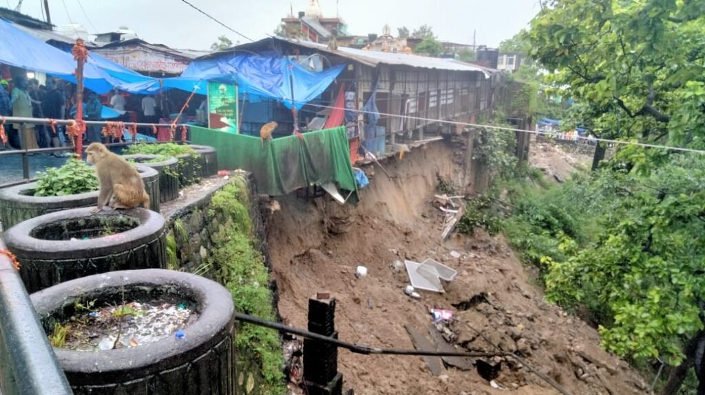 चंडी देवी मंदिर भू धंसाव के चलते कई दुकानें खाली कराई, रोपवे भी बंद कराया, टीम तैनात 3 IMG 20230823 WA0002