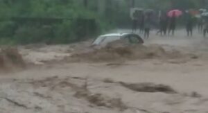 Uttrakhand Viral Video: बरसाती नदी में बही कार, जल्दबाजी बनी कारण, देखें वीडियो