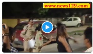 Girl Viral Video नशे में धुत महिला पुलिसवालों से उलझी, काटा हंगामा, देखें वायरल वीडियो