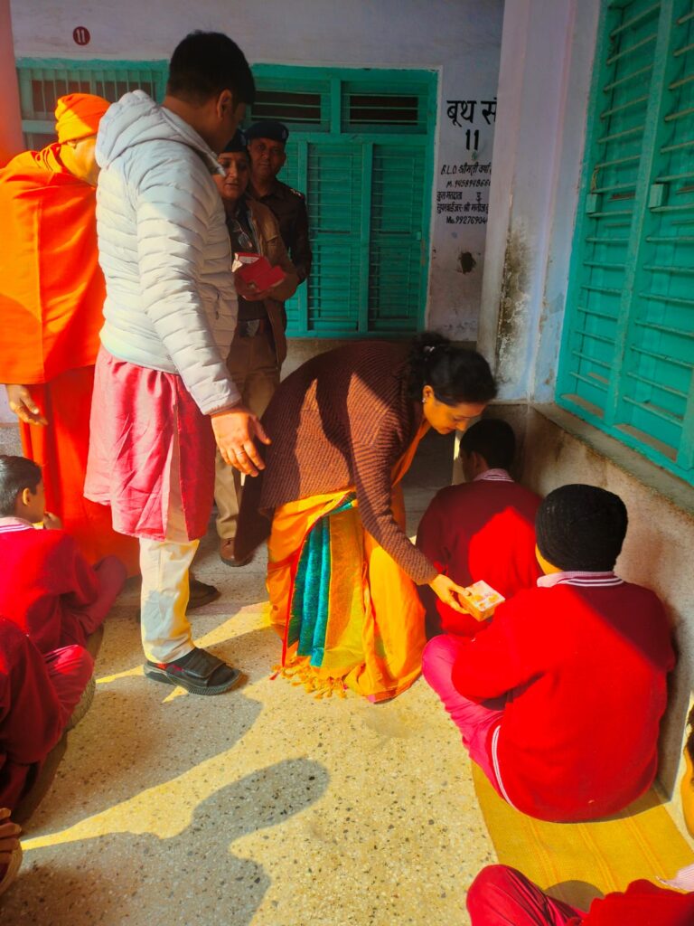 SSP Haridwar Pramendra Dobhal दृष्टिबाधित सहित अन्य बच्चों से मिलने उनके पास पहुंचे