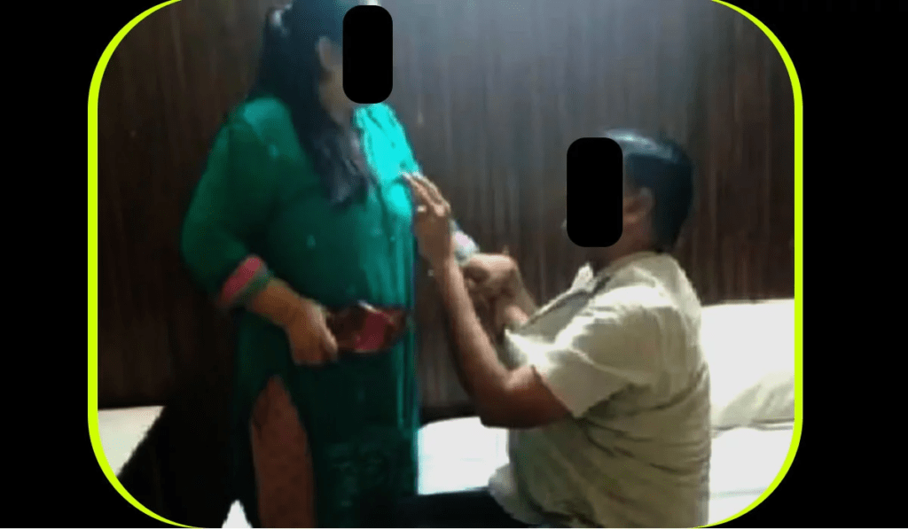 पत्नी ने पति को पीटा: होटल में महिला मित्र के साथ पत्नी ने रंगे हाथों पकड़ा, चप्पल से पीटा, हरिद्वार का मामला