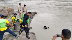 Rishikesh News दिल्ली के युवक—युवती गंगा में डूबे, लडकी को बचाने के लिए​ लड़का कूदा, लापता
