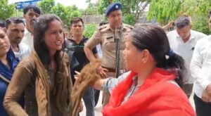 MLA Anupama Rawat पति के पक्ष में पहुंची कांग्रेस विधायक अनुपमा रावत, पत्नी ने घेर लिया, भागना पड़ा, देखें वीडियो