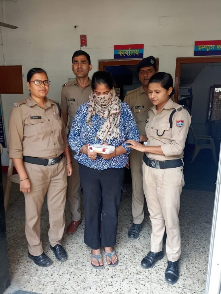 Woman Arrest ब्यूटी पार्लर में तैयार होने गई थी महिला, संजने आई दूसरी युवती ने चुरा लिया हार, गिरफ्तार