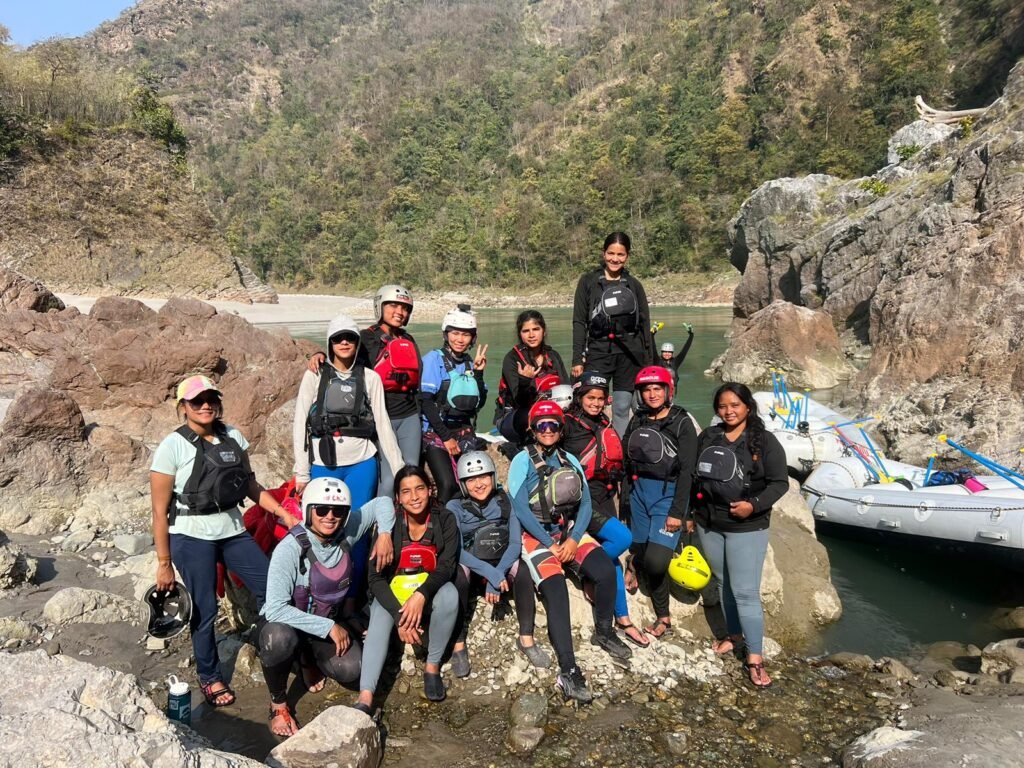 Rafting in Rishikesh अब महिलाएं भी कराएंगी गंगा में राफ्टिंग, 14 महिला रॉफ्टिंग गाइड बनी, महिला सशक्तिकरण पर सरकार की पहल