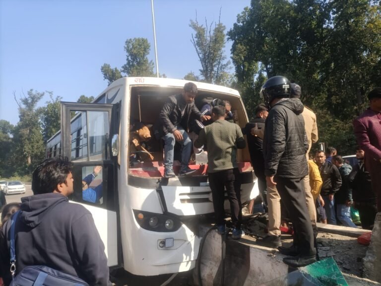 Dehradun Road Accident बारातियों से भरी बस का ब्रेक फेल, मची चीख पुकार, 12 बाराती घायल