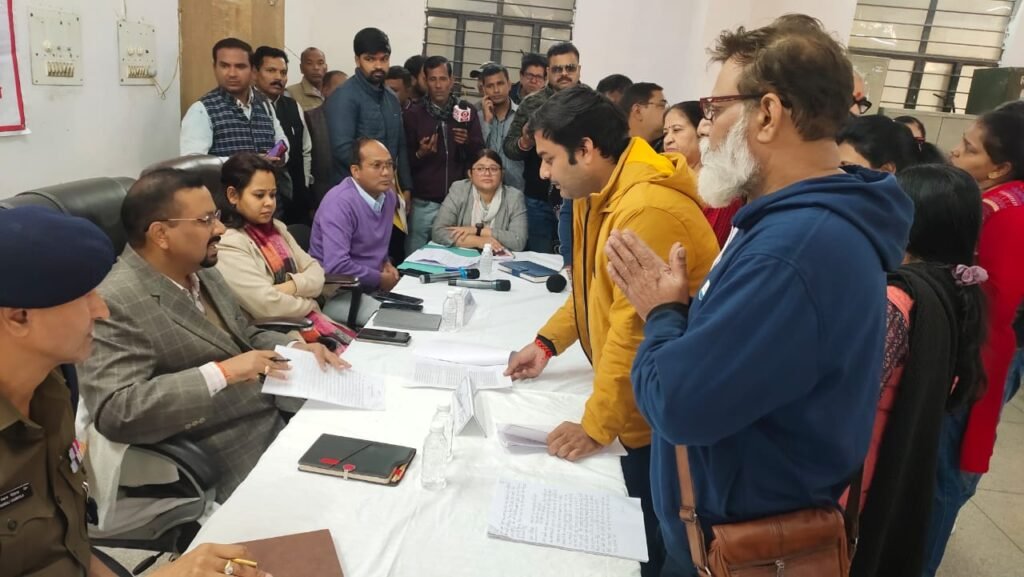 DM Haridwar Karmendra Singh डीएम दरबार से प्रसन्न होकर लौटे फरियादी, खनन माफियाओं पर भी एक्शन का फरमान, क्या है मामला 3 DM Haridwar Karmendra Singh डीएम दरबार से प्रसन्न होकर लौटे फरियादी, खनन माफियाओं पर भी एक्शन का फरमान, क्या है मामला