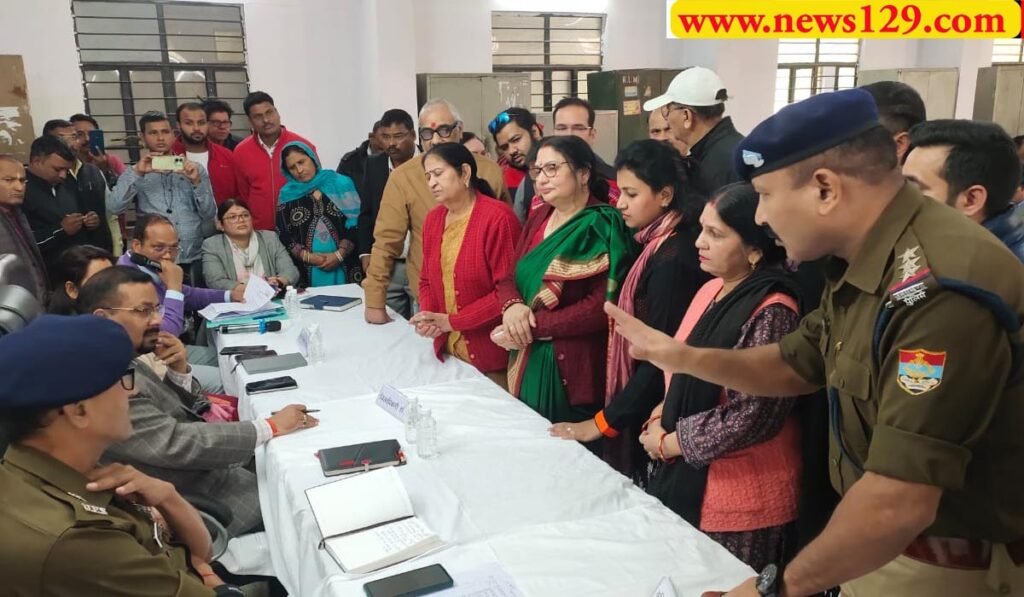 DM Haridwar Karmendra Singh डीएम दरबार से प्रसन्न होकर लौटे फरियादी, खनन माफियाओं पर भी एक्शन का फरमान, क्या है मामला 2 DM Haridwar Karmendra Singh डीएम दरबार से प्रसन्न होकर लौटे फरियादी, खनन माफियाओं पर भी एक्शन का फरमान, क्या है मामला