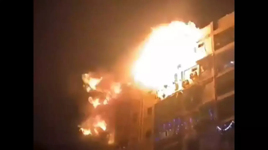 Haridwar News प्रोपर्टी डीलर के घर में आग, पत्नी—बच्चों को बचाने में फंसा प्रोपर्टी डीलर, छत से कूदा, मौत, कैसे लगी आग 2 Haridwar News प्रोपर्टी डीलर के घर में आग, पत्नी—बच्चों को बचाने में फंसा प्रोपर्टी डीलर, छत से कूदा, मौत, कैसे लगी आग
