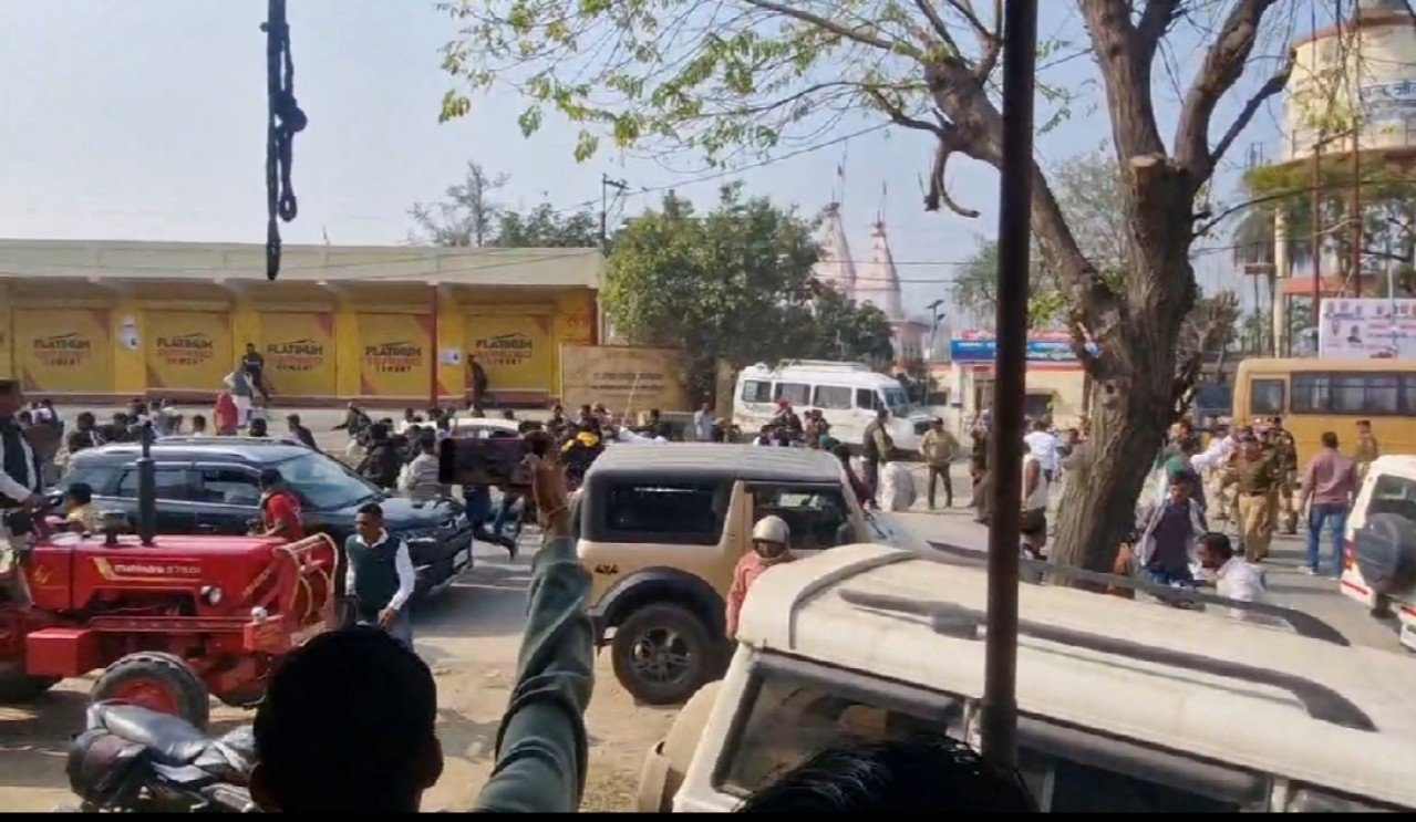 Haridwar Viral Video लक्सर महापंचायत में जुटी भीड़ को पुलिस ने किया तितर बितर, भांजी लाठियां , उमेश कुमार को लिया हिरासत में, देखें वीडियो