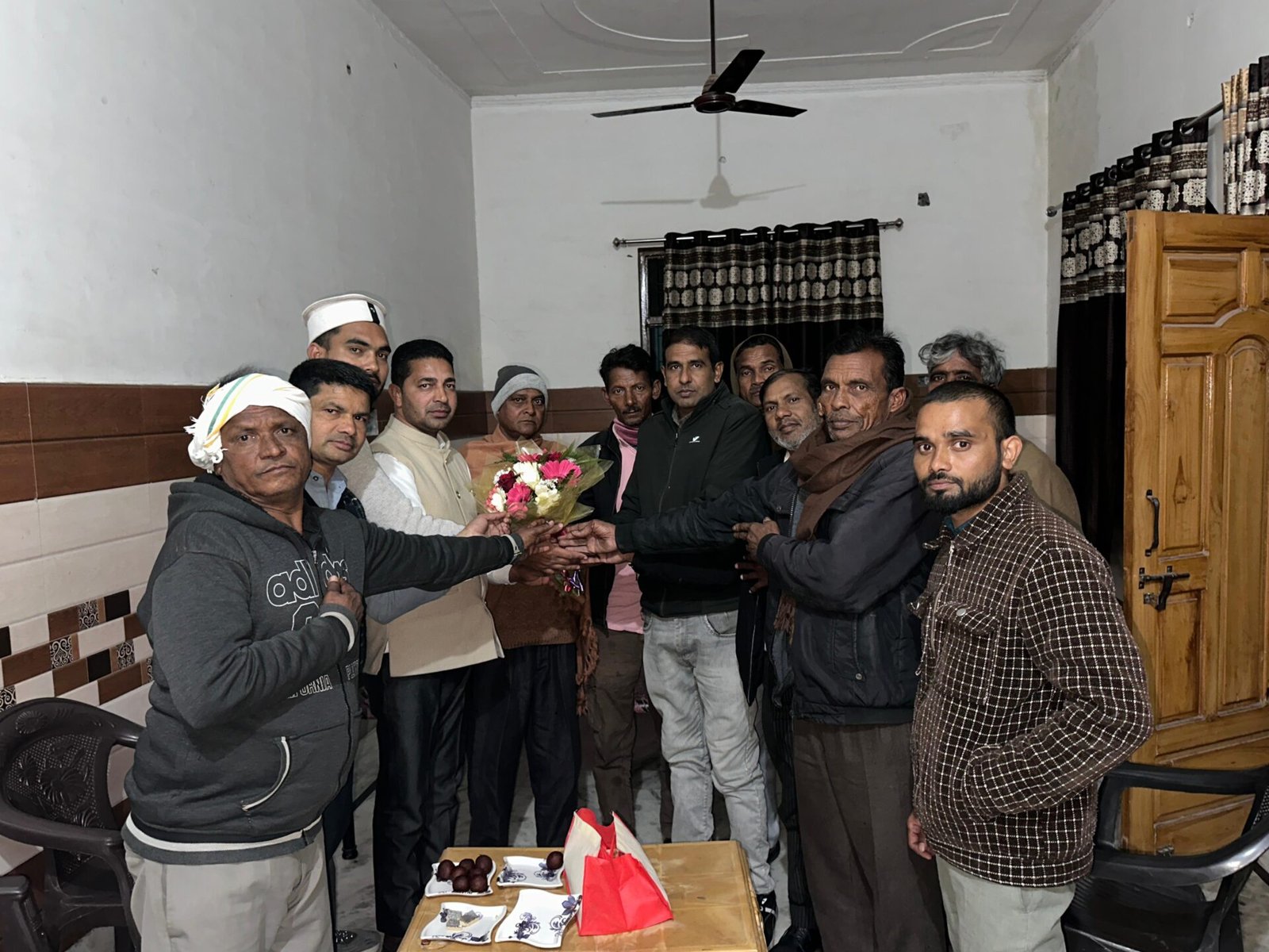 कलियर:- नगर पंचयात पीरान कलियर के सभासद नाजिम त्यागी का एस-सी समाज के लोगो ने फूल मलाओ से किया सुवागत 1 1000074545