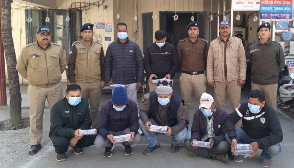 प्रोपर्टी डीलर से लूट: डॉलर देखकर डोला सिपाहियों का ईमान, तीन सिपाहियों सहित सात गिरफ्तार, हरिद्वार के हैं दो होनहार 2 प्रोपर्टी डीलर से लूट: डॉलर देखकर डोला सिपाहियों का ईमान, तीन सिपाहियों सहित सात गिरफ्तार, हरिद्वार के हैं दो होनहार