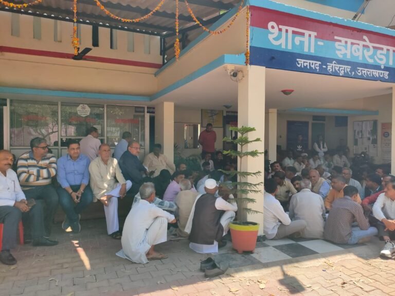 रुड़की न्यूज:- गांव के युवको पर हत्या का आरोप, गिरफ्तारी ना होने से ग्रामीणों मे रोष, थाने मे पढ़ी हनुमान चालीसा….