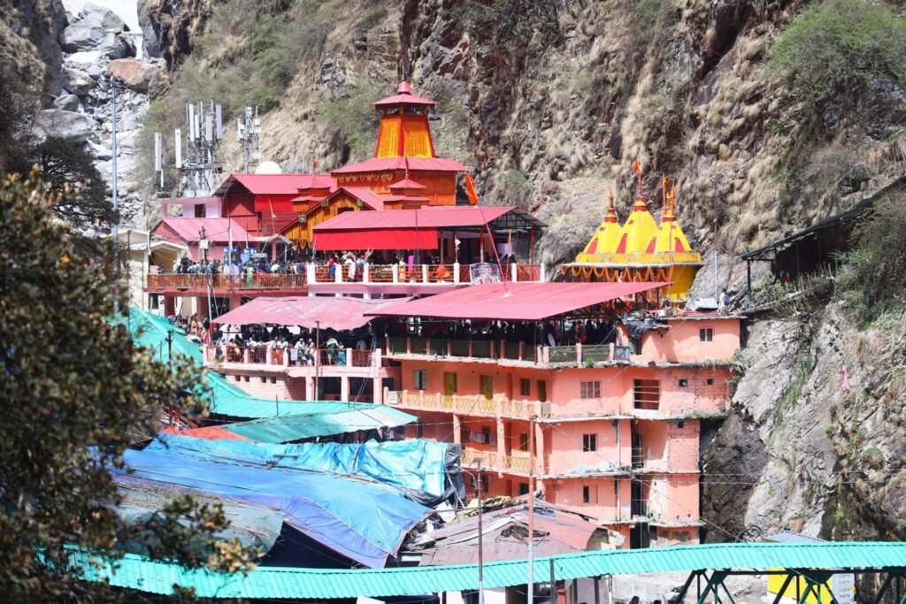 चार धाम यात्रा: गंगोत्री-यमुनोत्री धाम के कपाट खुले, तीर्थ यात्रा रवाना 2 1000050748